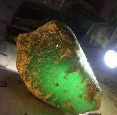 翡翠與玉的關系及純天然翡翠的形成